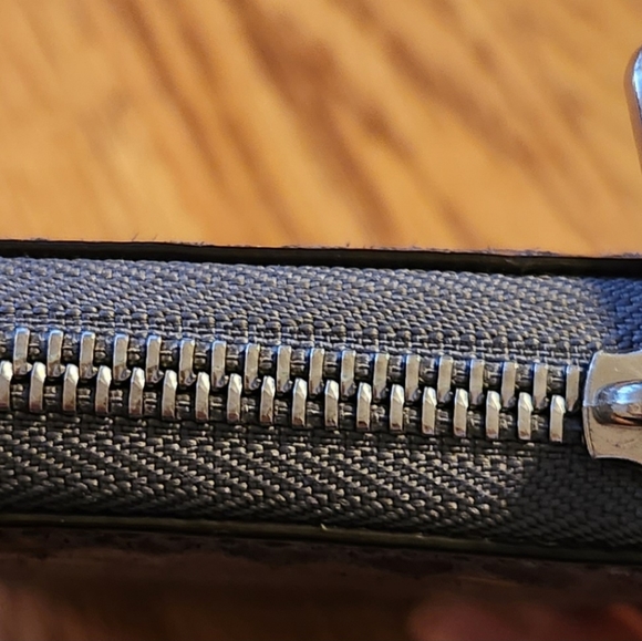 Michael Kors Grey Snakeskin Wristlet Wallet/cell phone carrier - Picture 4 of 12